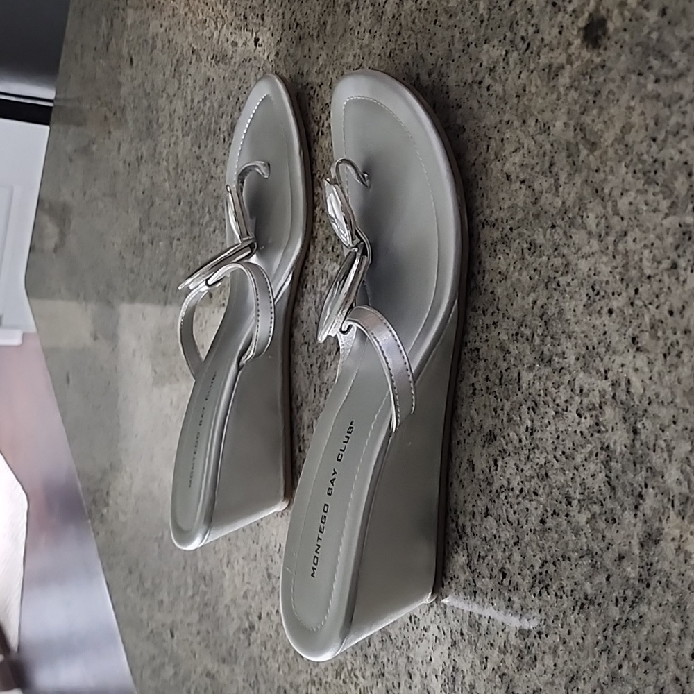 Montego Bay Club silver Regan thong sandal! - Picture 3 of 7